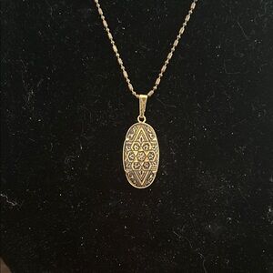 Elegant Gold Pendant Necklace